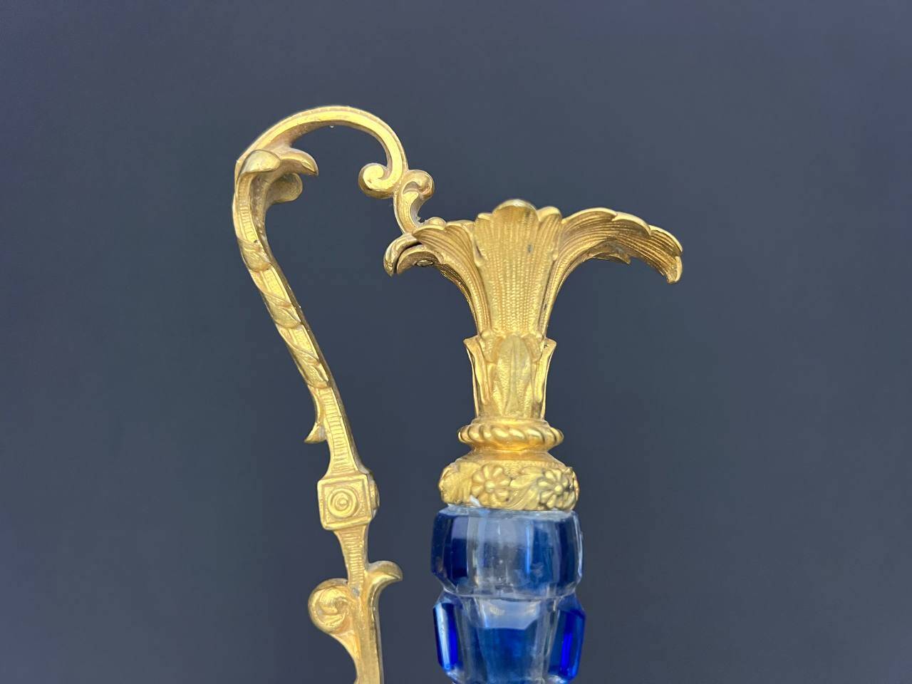 Cut blue crystal jug and gilded bronze, attributed to Baccarat.