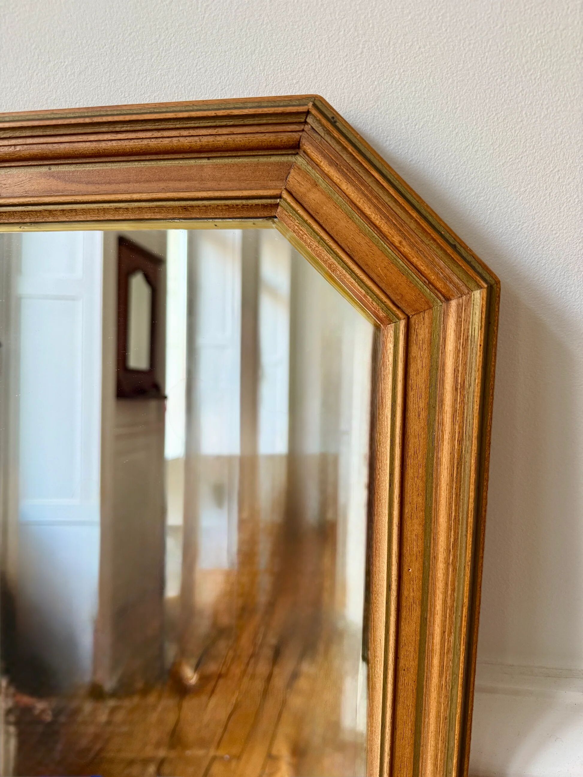 Miroir octogonal nervuré en bois doré