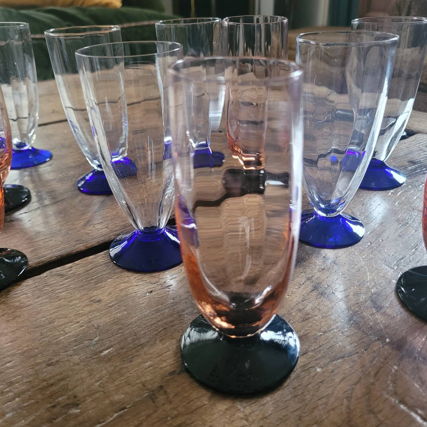 Flûtes à champagne dépareillées à pied coloré – France, années 50