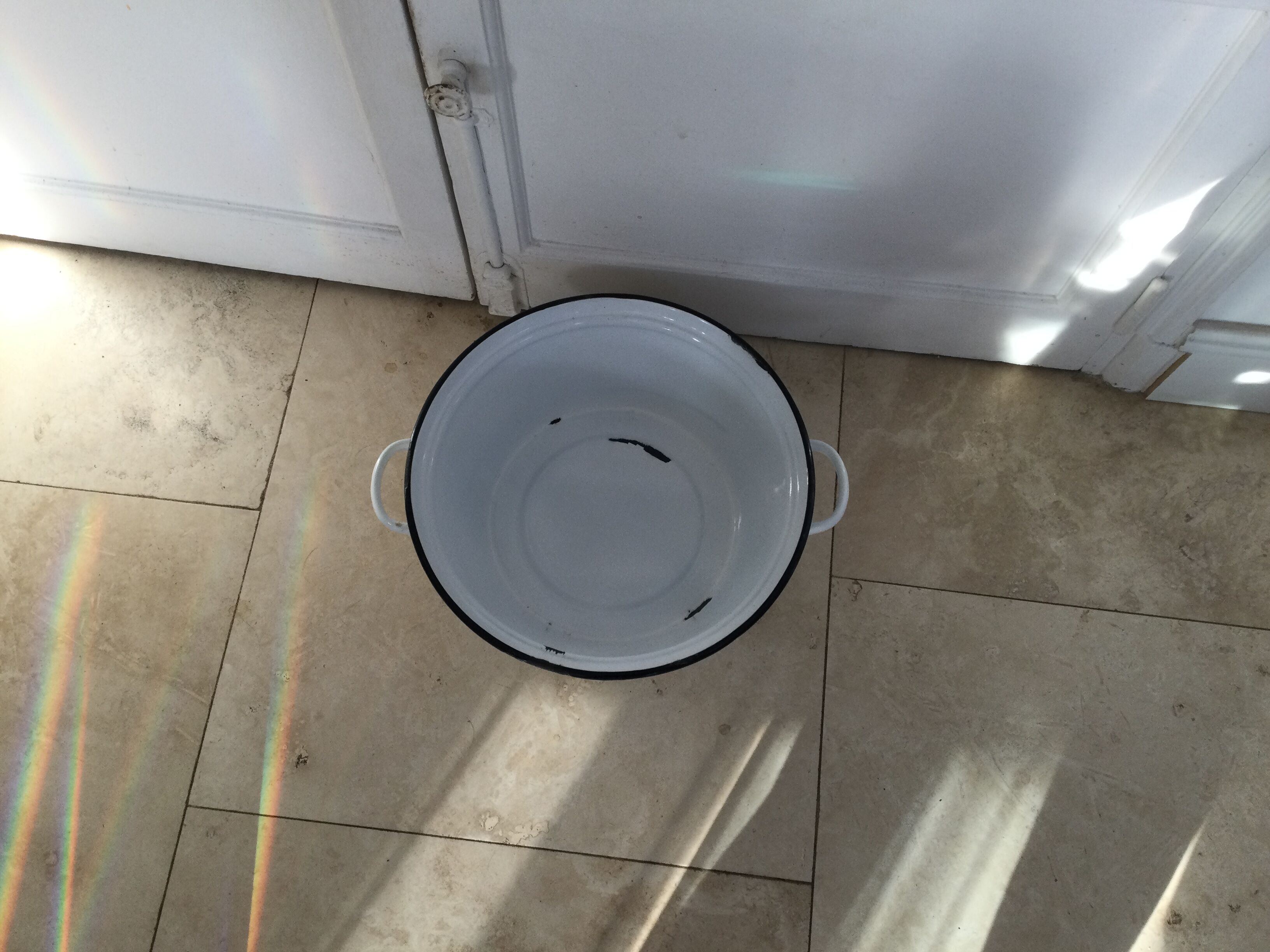 Basin, cache jar in enamelled sheet metal