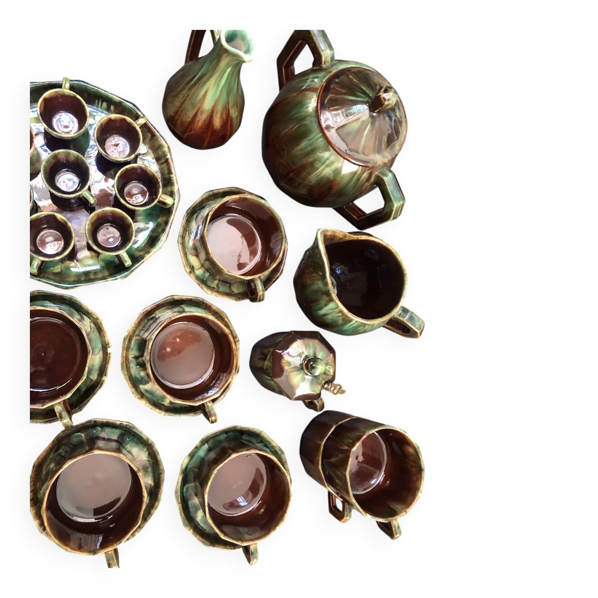 Large service in green and brown glazed stoneware with facets, signed Louis Cag.