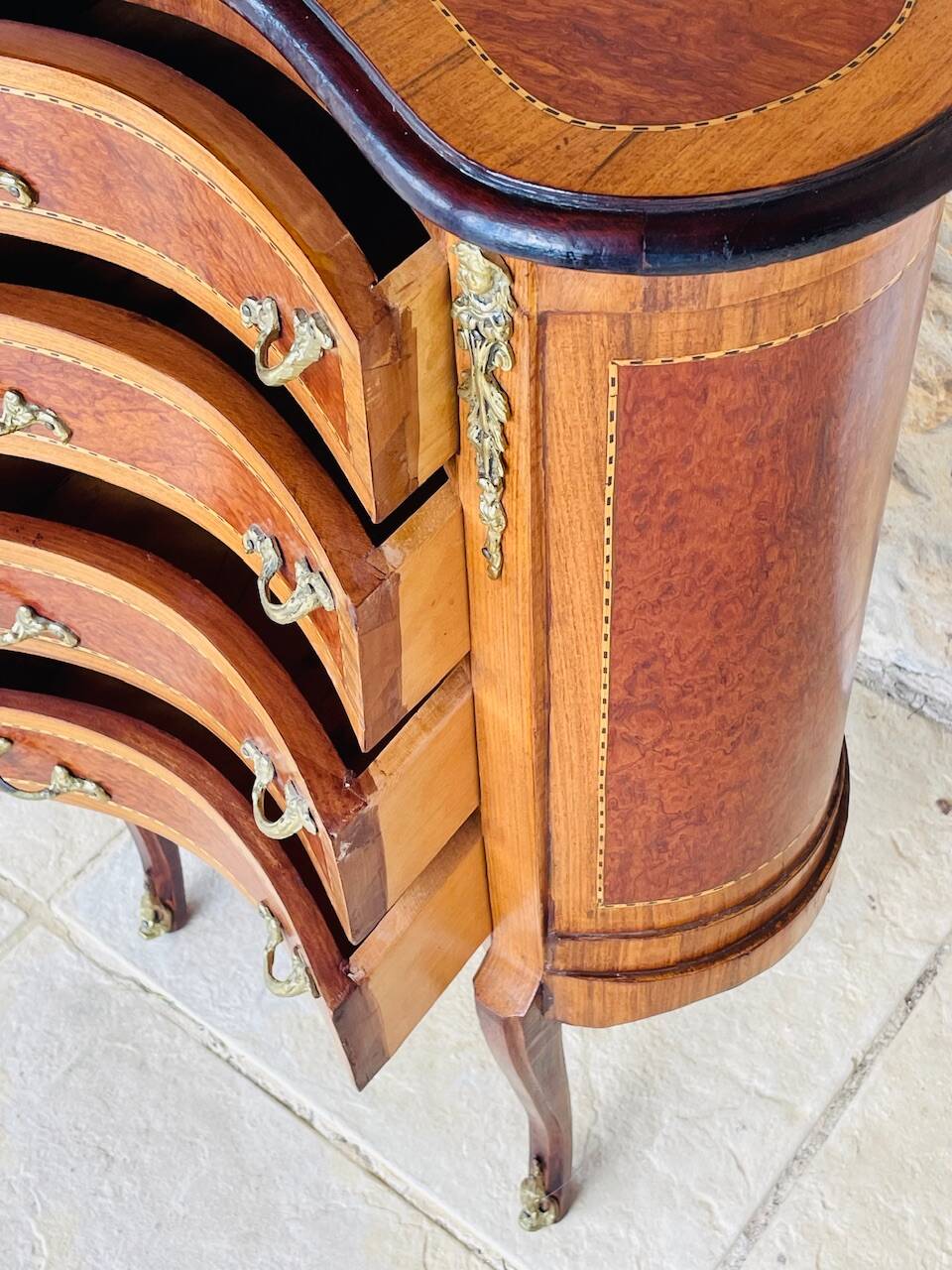 Commode style Louis XV en loupe d'orme et noyer