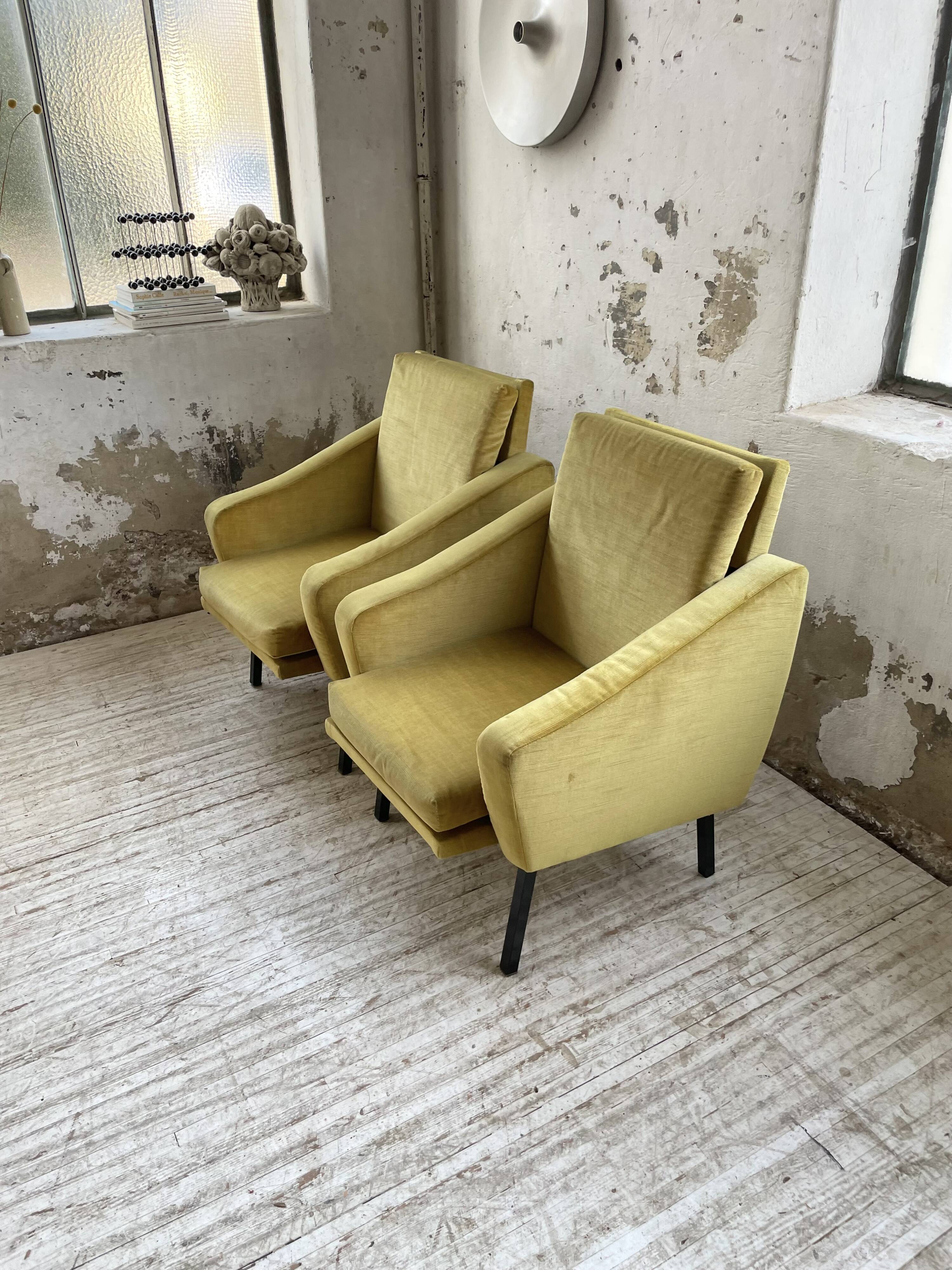Paire de chauffeuses fauteuils vintage velours jaune