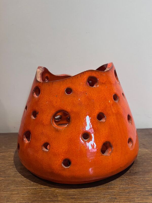 Lampe en céramique orange ajouré