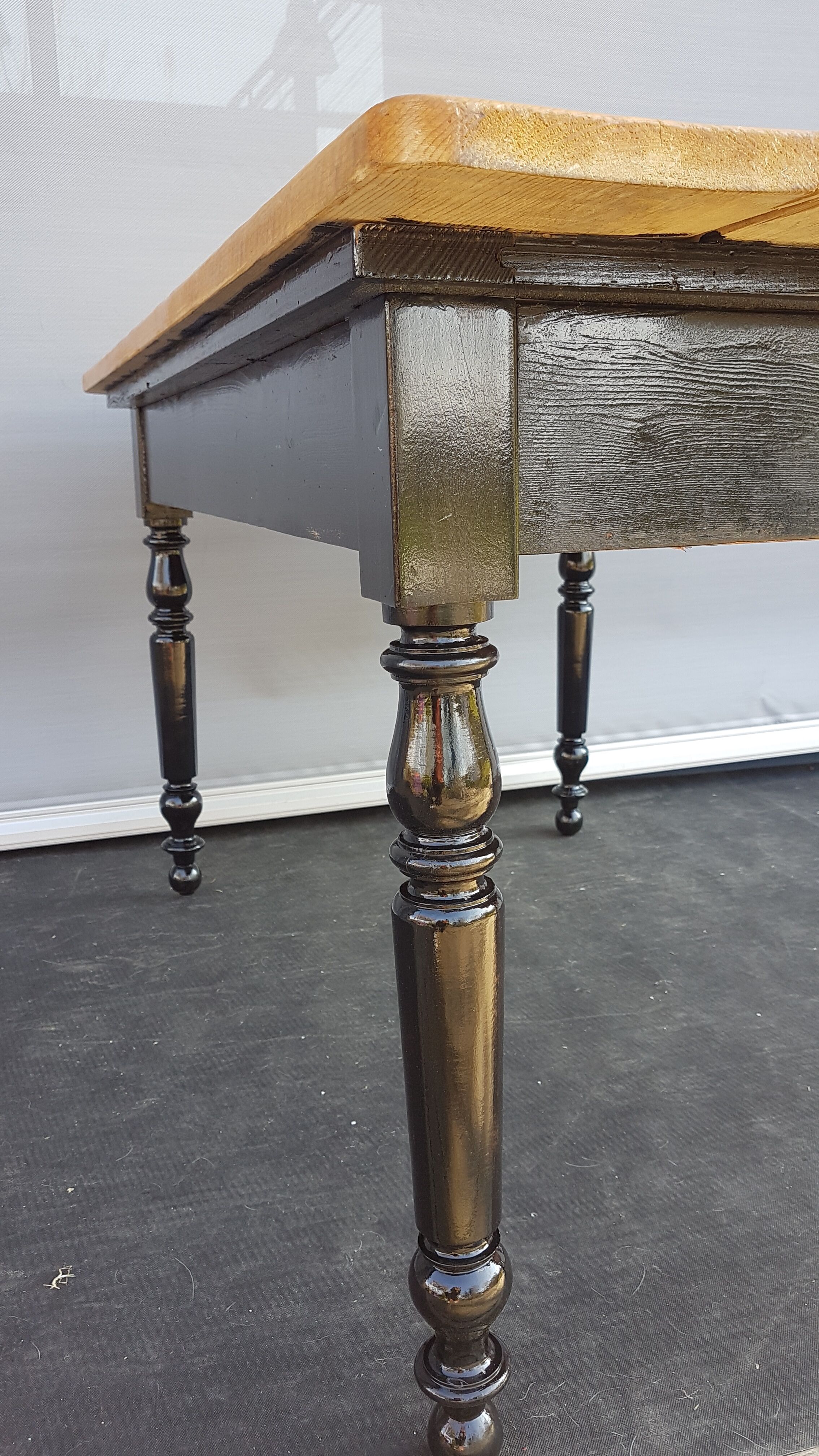 Table pine two-tone black and honey