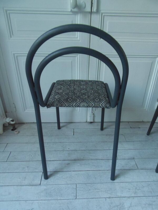 Chaise indus à la structure tubulaire en métal gris ardoise .