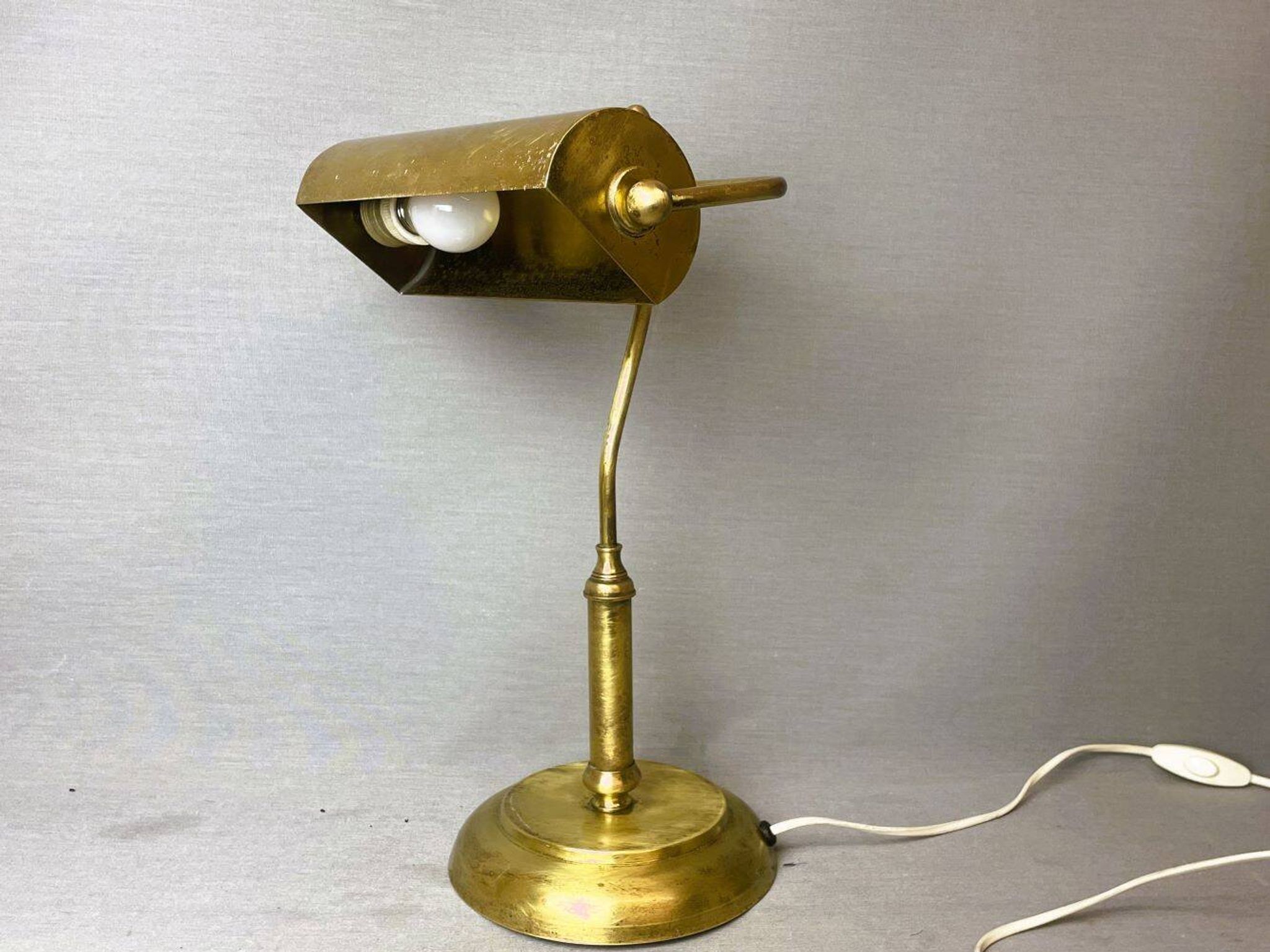 Lampe de table de bureau de banquier portugais en laiton 1940