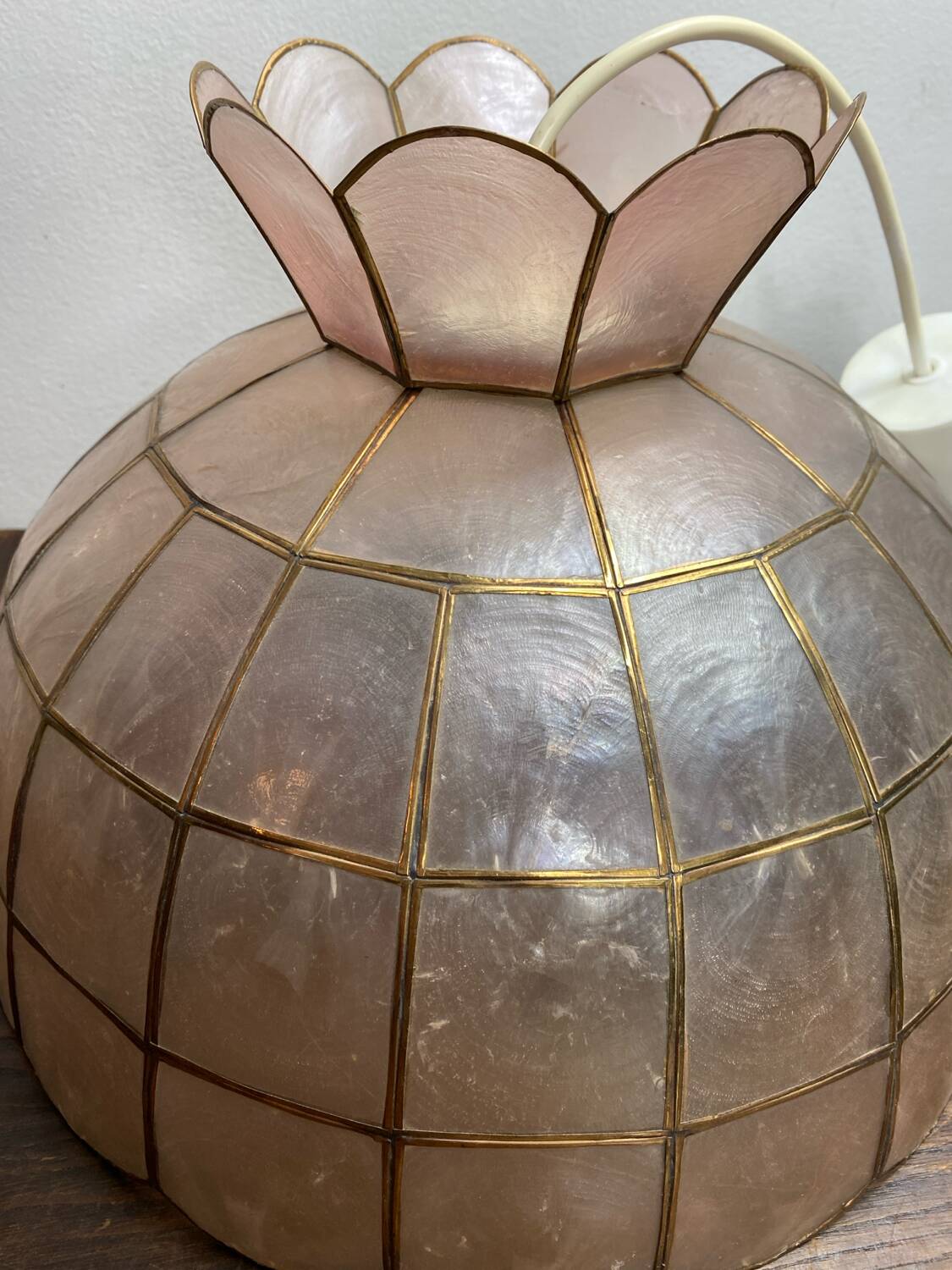 Suspension en nacre et laiton, années 70