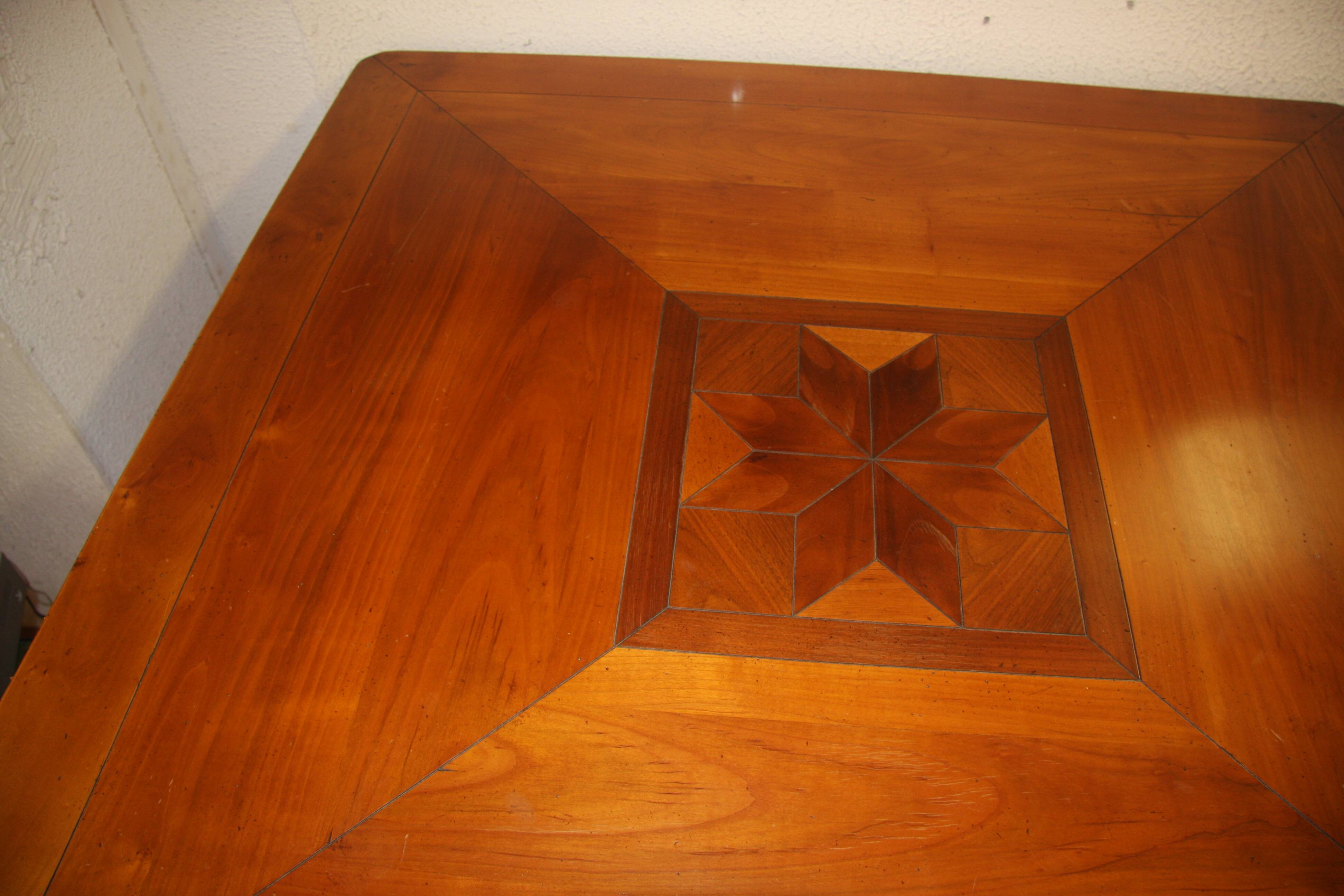 Table carrée en merisier avec abattants.