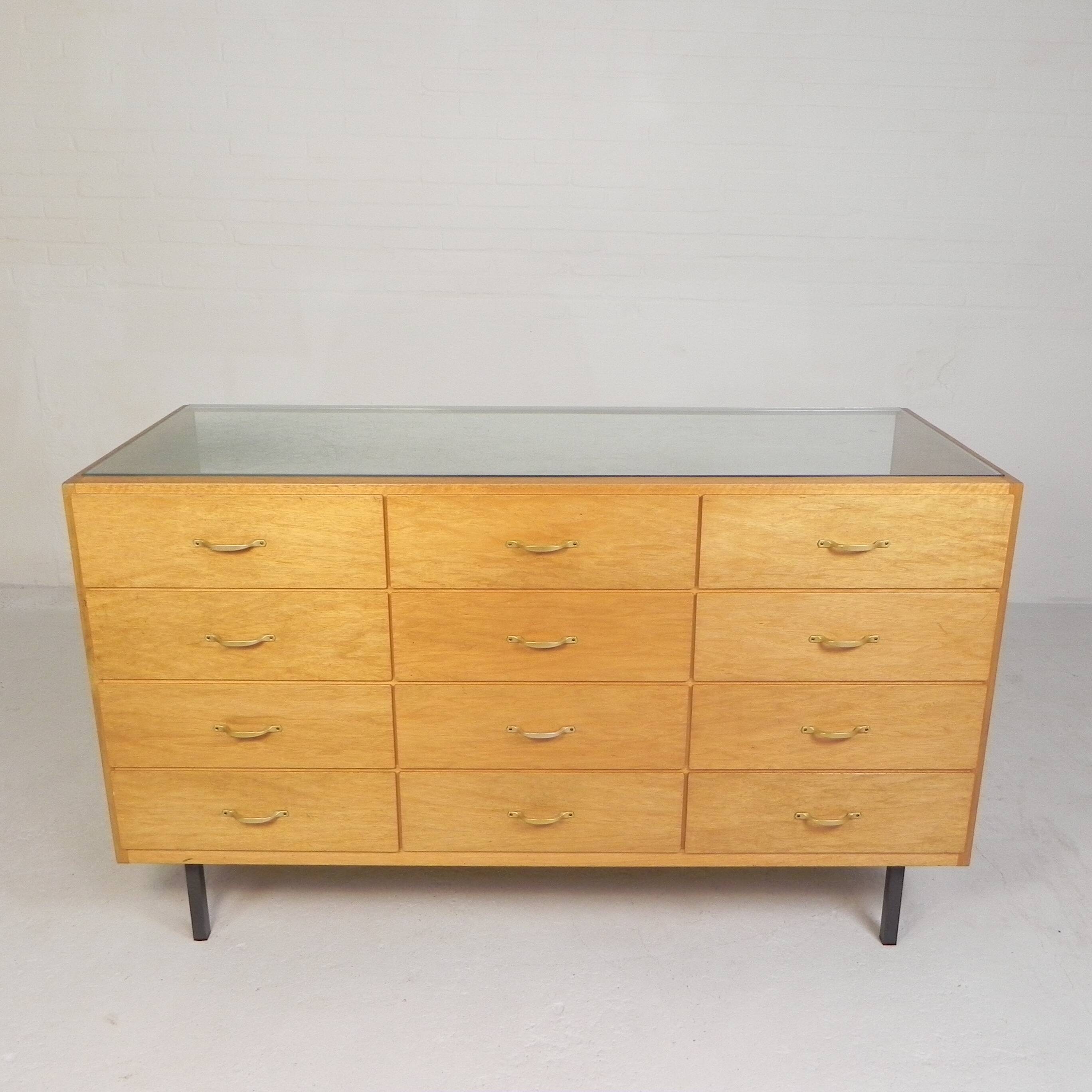 Counter, display case by Ladenbau Brixius, 150 cm long, 1950s.