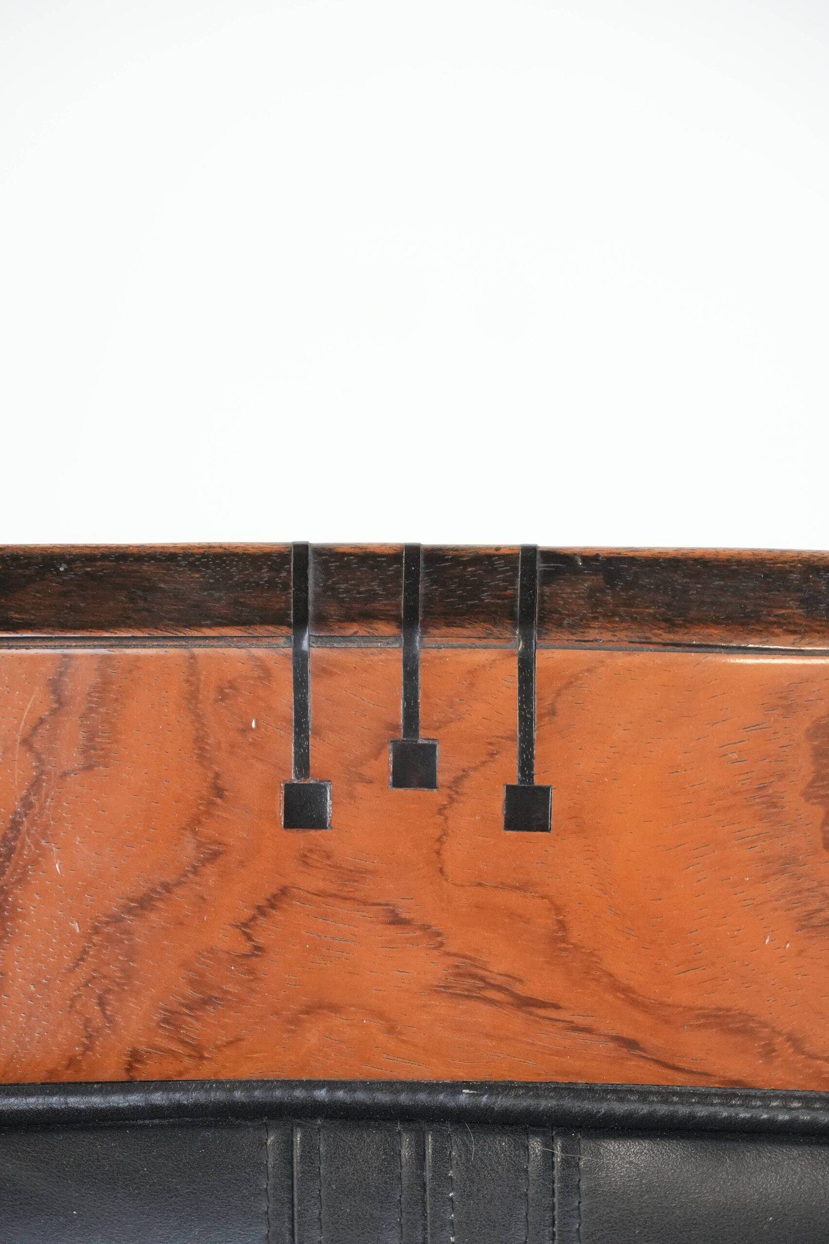 Fauteuil Art Déco en cuir noir et bois
