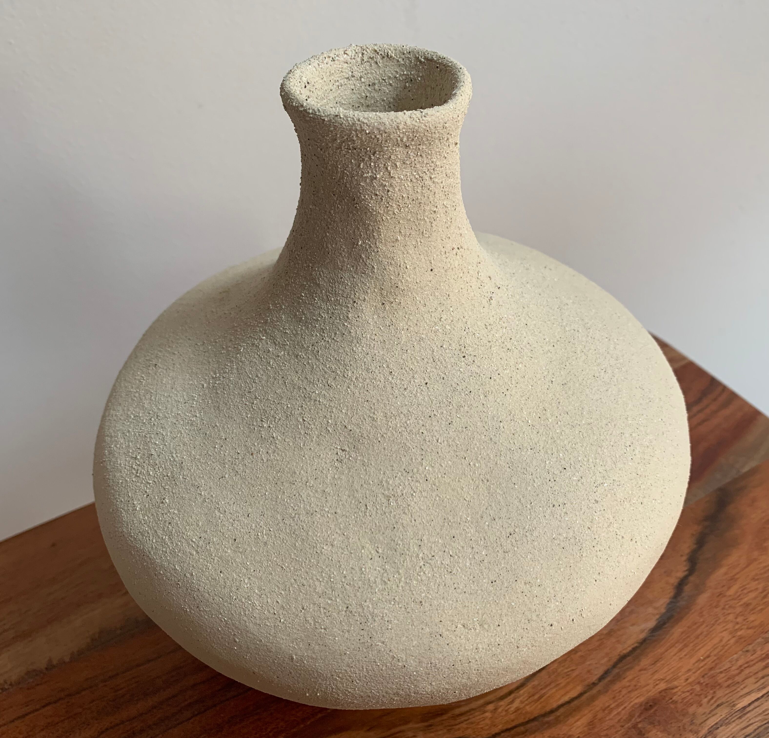 Chamotted white sandstone vase