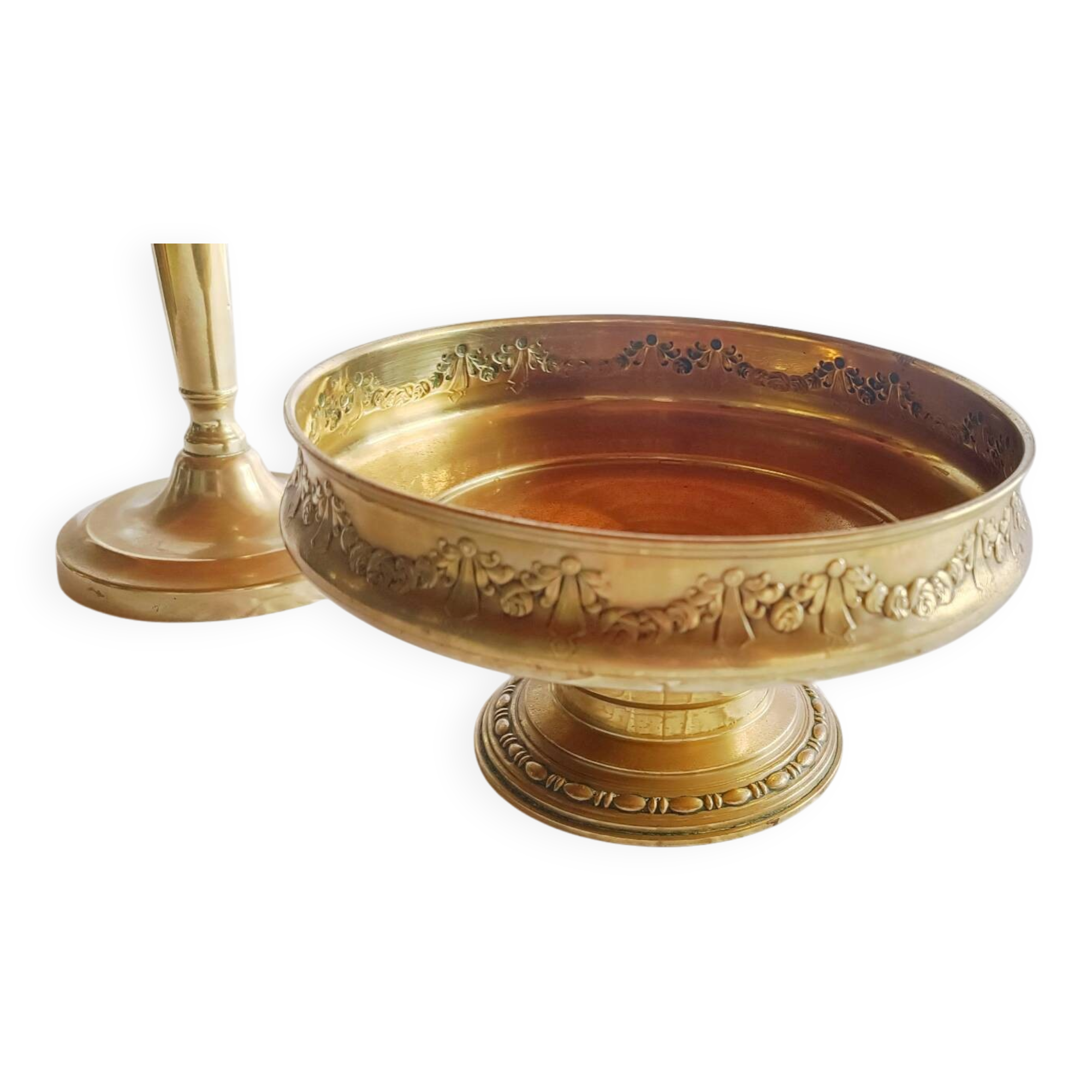 Fruit bowl, basket on foot, compote dish in embossed brass.