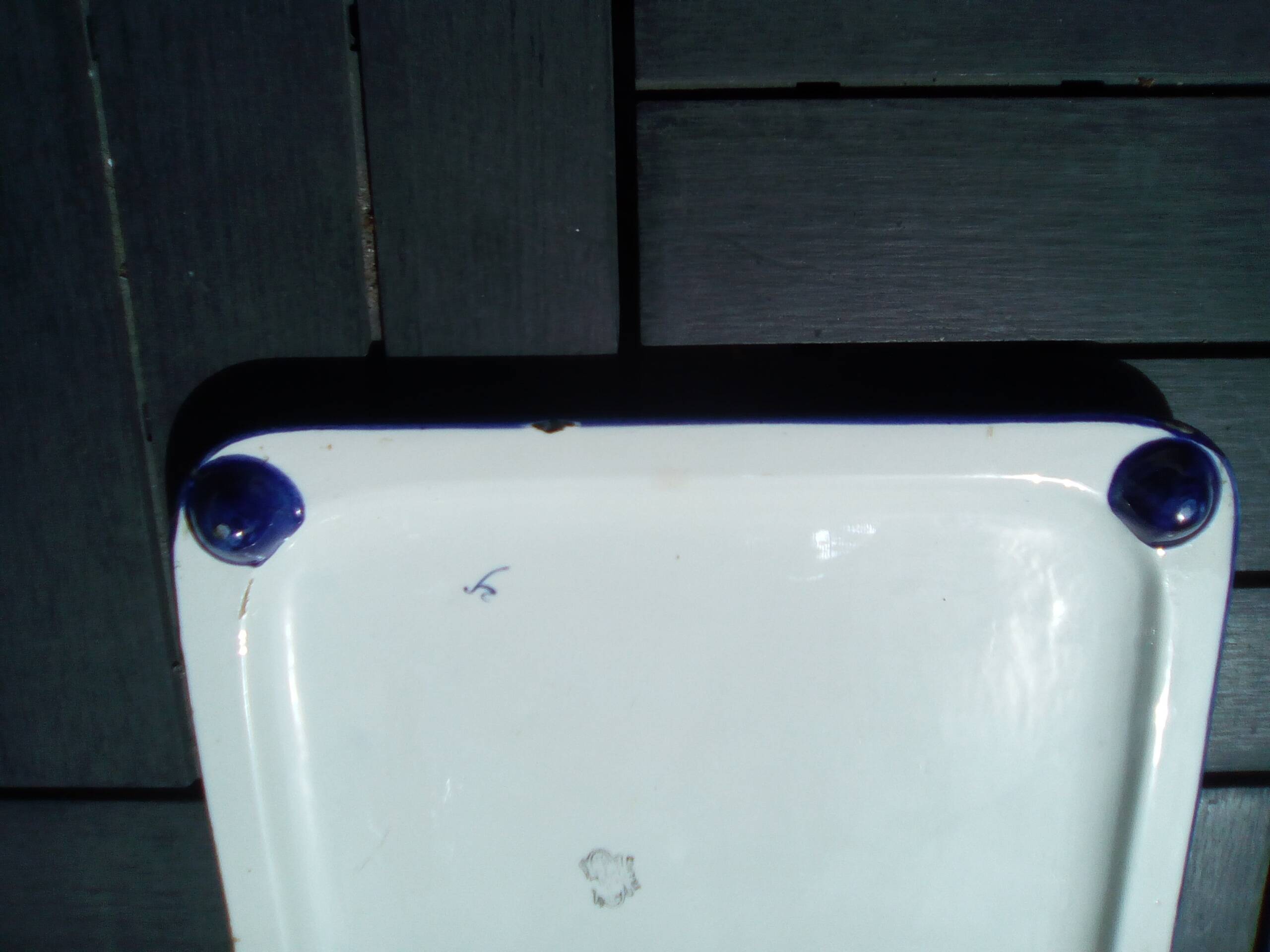 Square trivet with Renaissance decoration with poultry and sheaves of fruit.