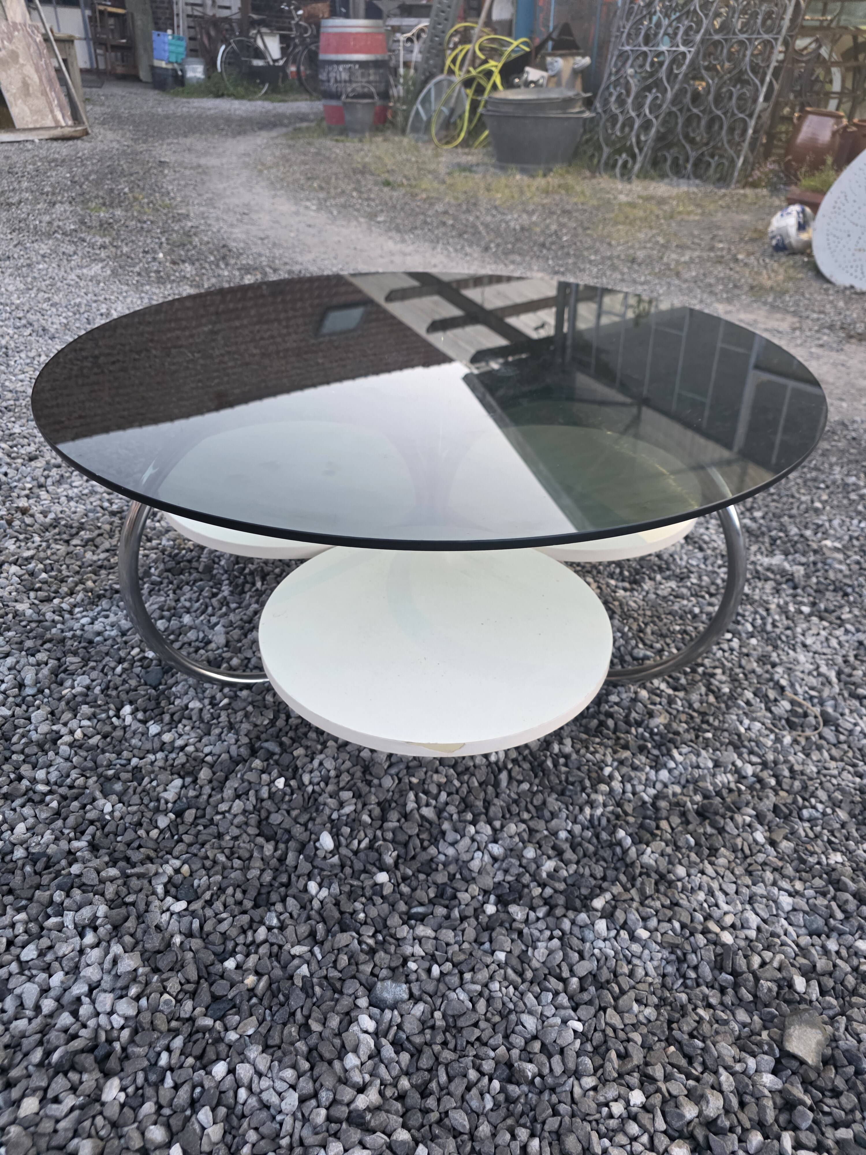 Table basse en verre fumé pied chromé des années 70