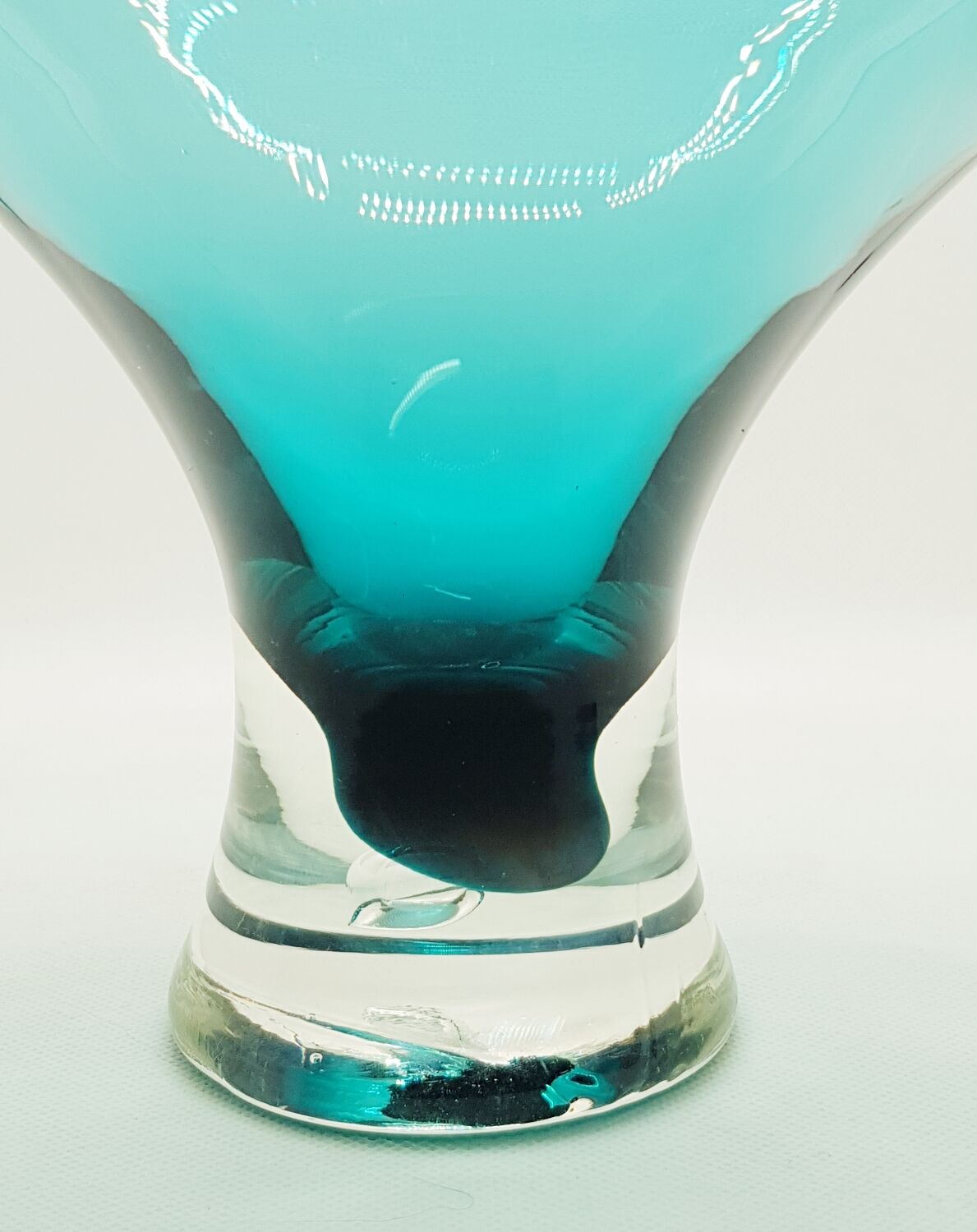 Grand vase sur pied en verre sarcelle.