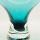 Grand vase sur pied en verre sarcelle.
