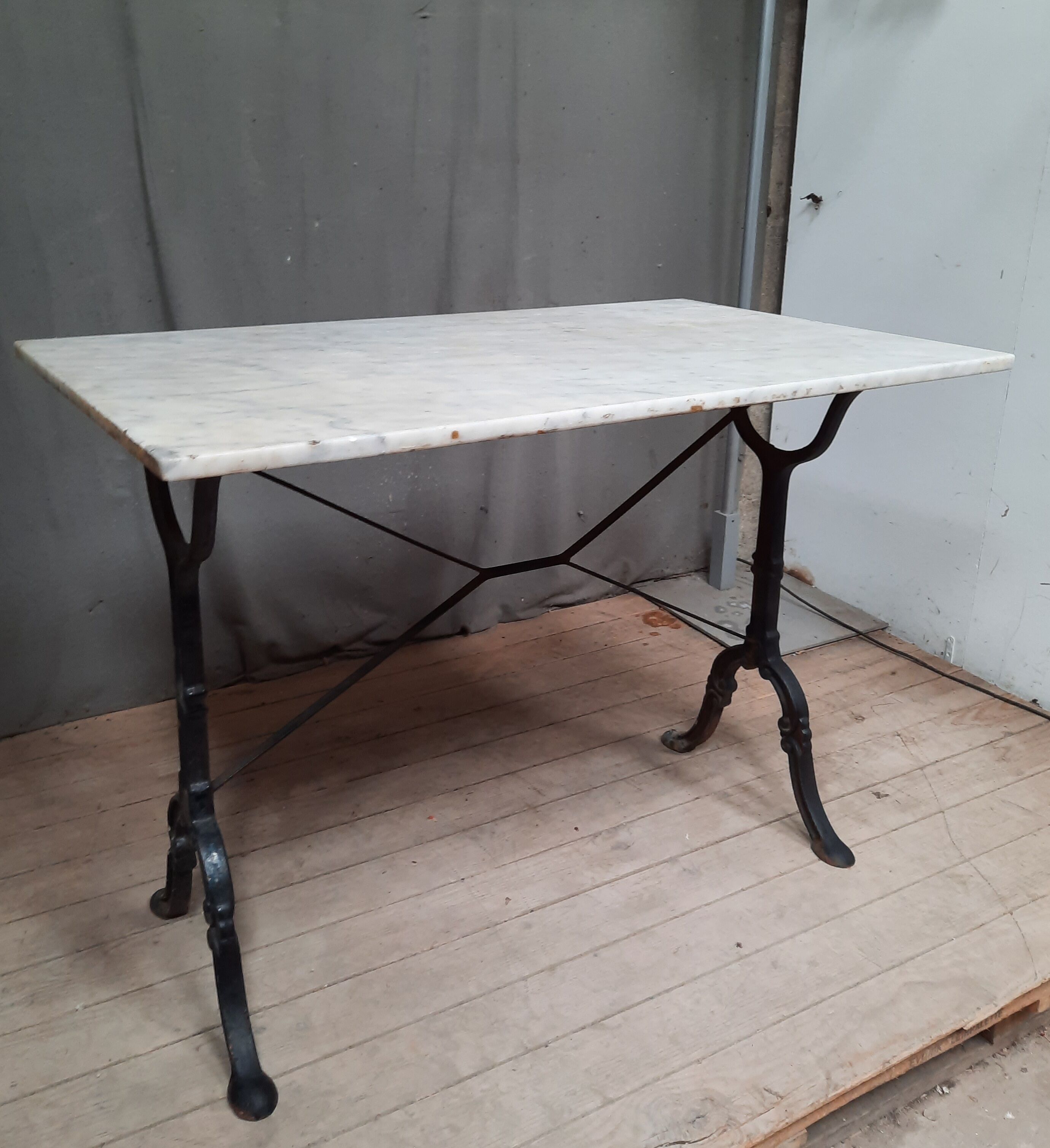 Bistro table in white marble