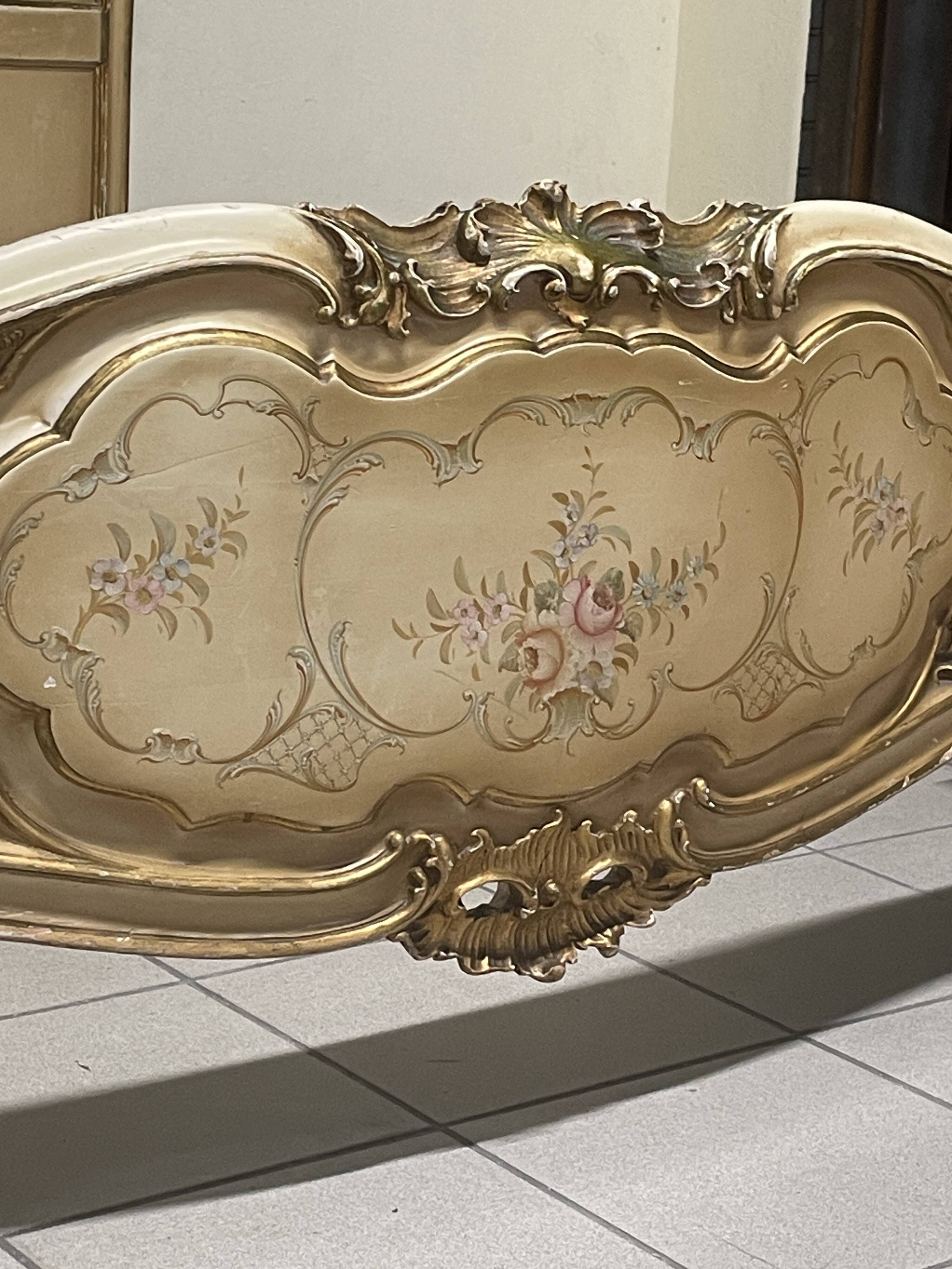 Lit matrimonial des années 40 dans le style Louis XV.