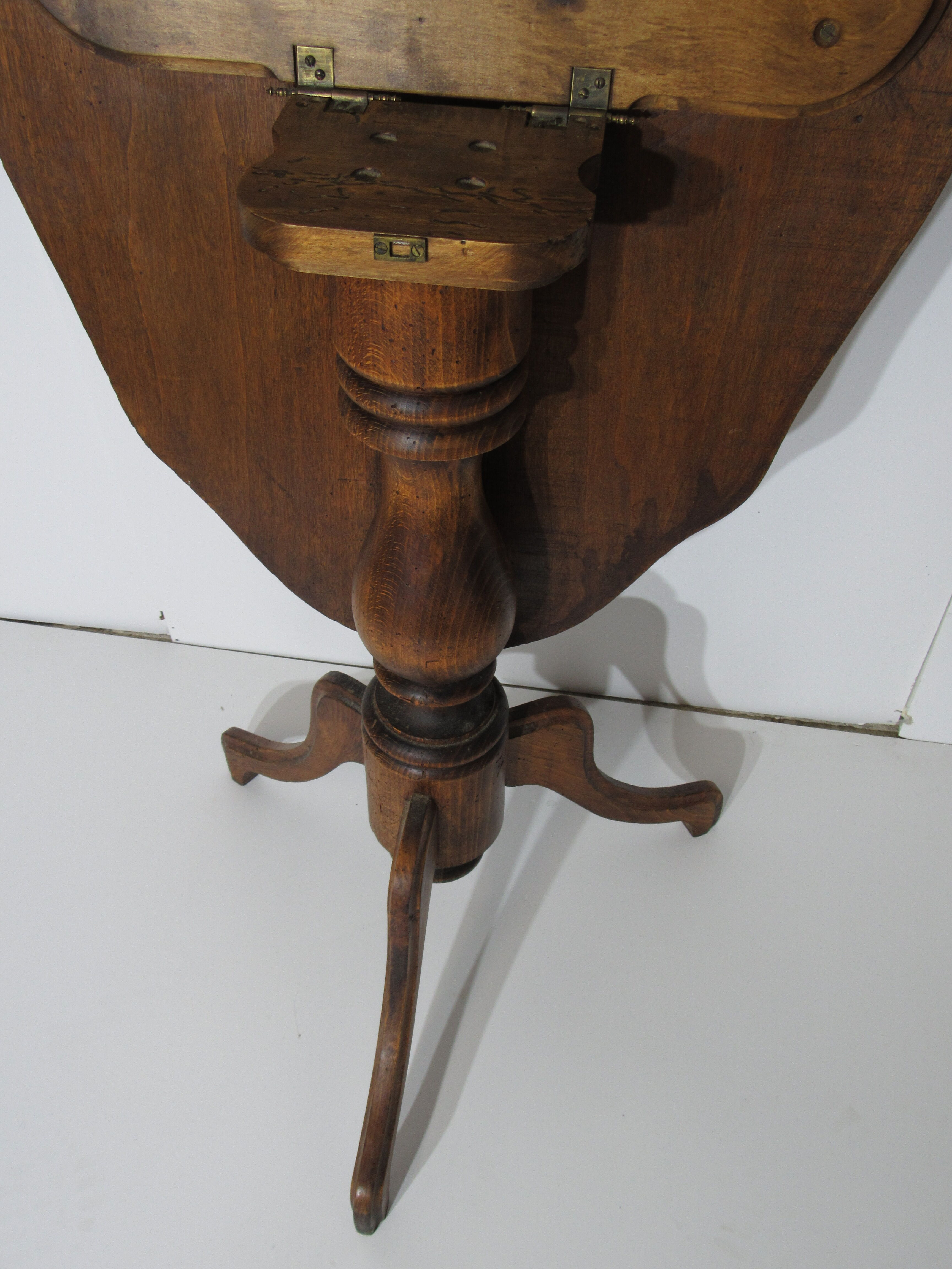 Tripod pedestal table