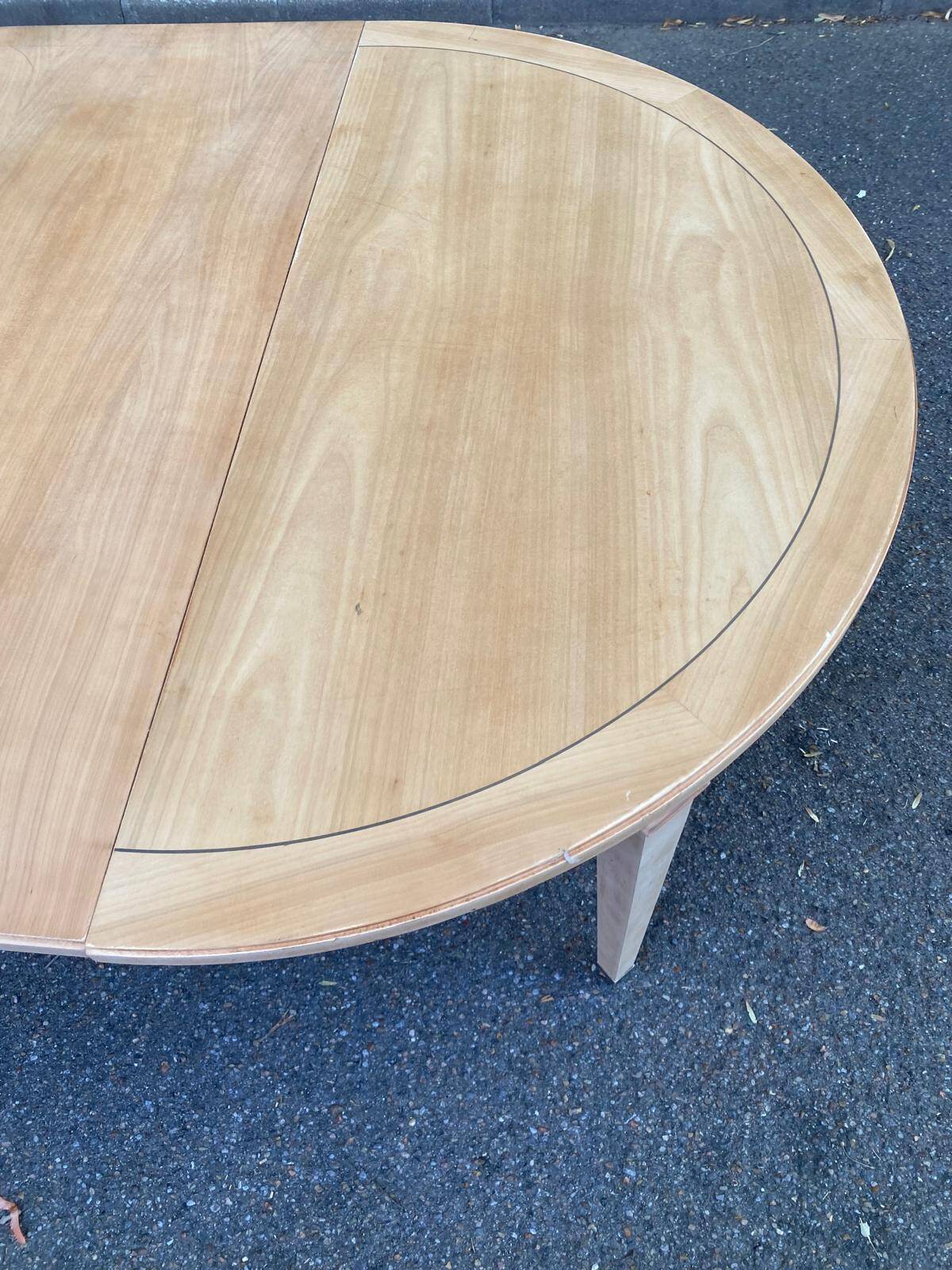 Table ronde extensible style Directoire rénovée en bois clair  avec 2 rallo