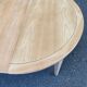 Table ronde extensible style Directoire rénovée en bois clair  avec 2 rallo