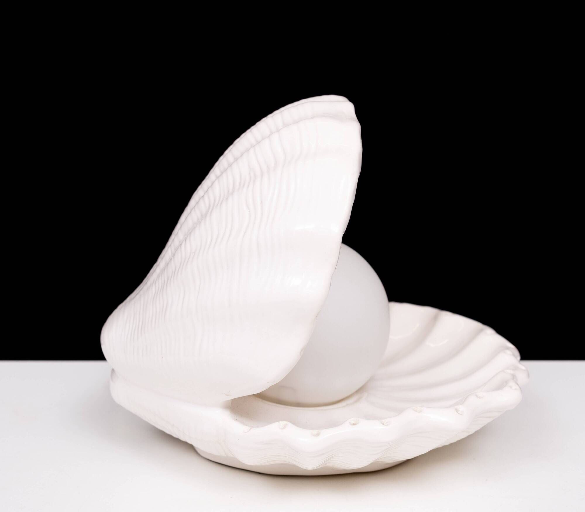 Lampe de table coquillage en céramique blanche des années 1970