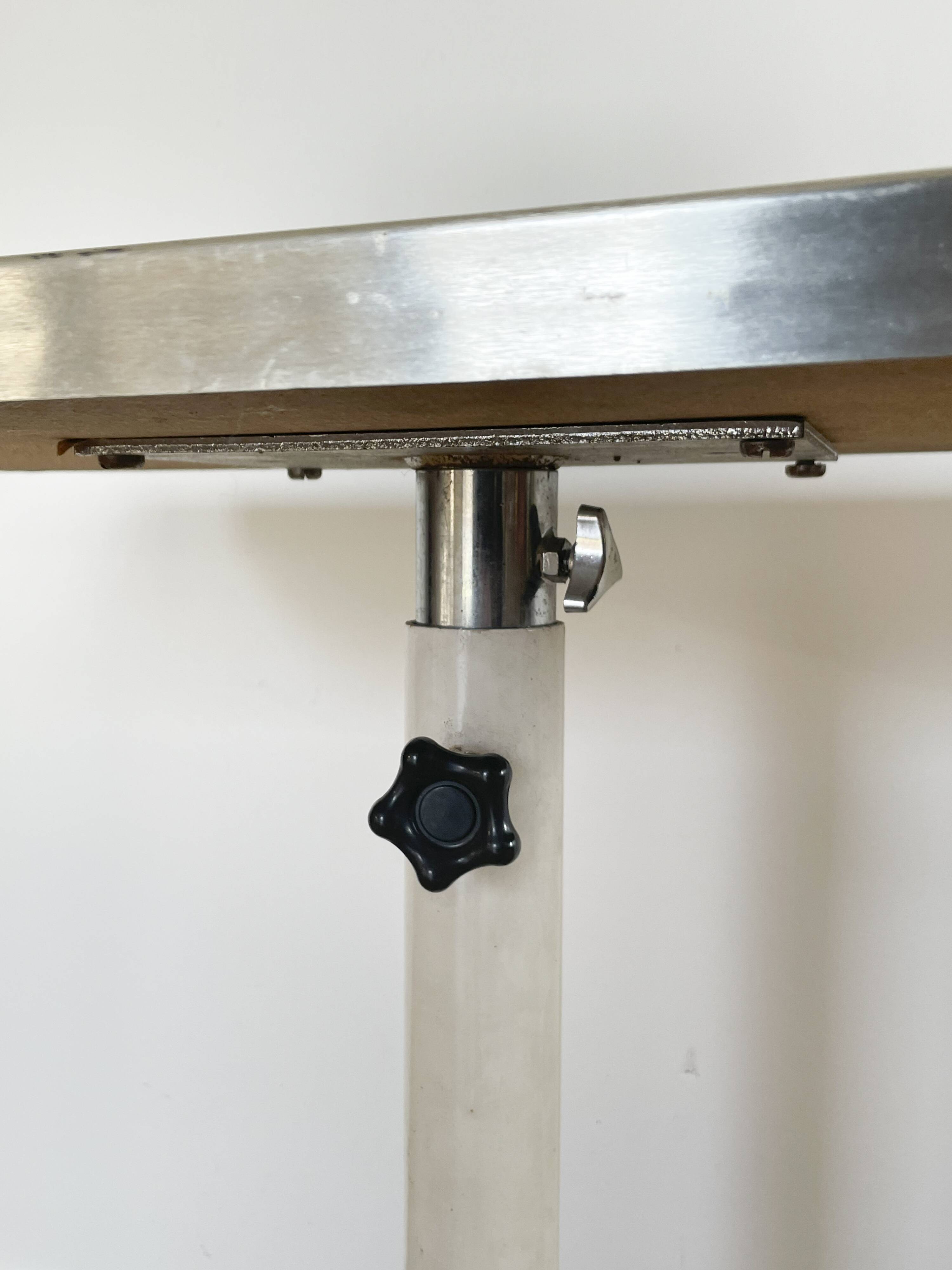 Tablet with chrome and white lacquered wheels