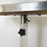 Tablet with chrome and white lacquered wheels