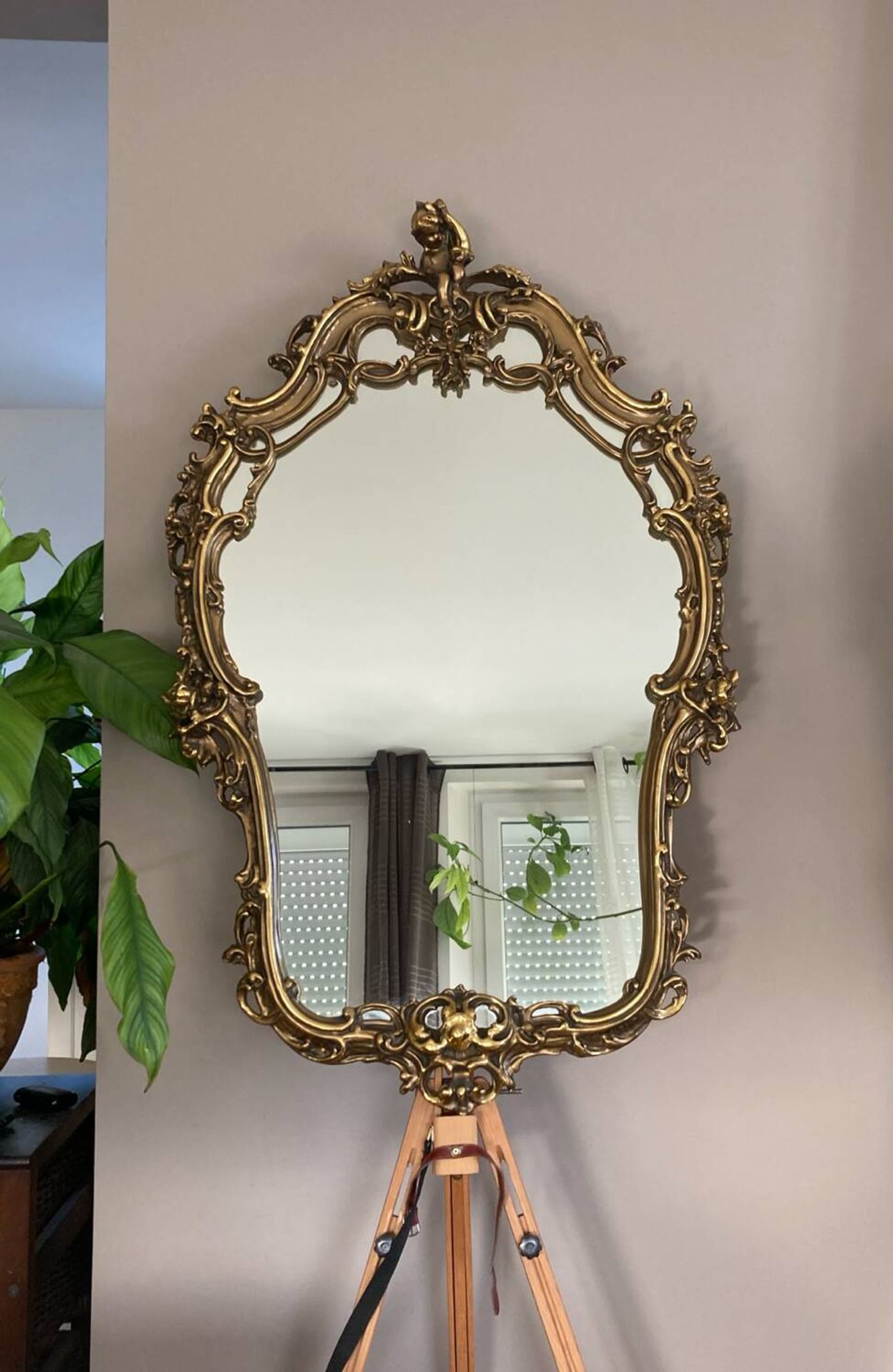 Rocaille style mirror from the 20th century in wood and gilded stucco, Putto on the pediment