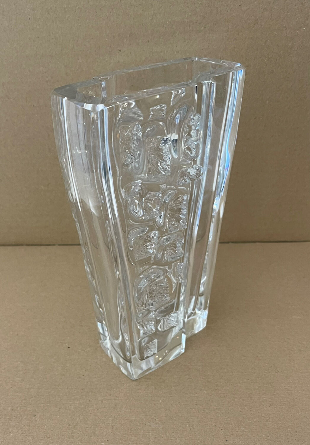 Vase en cristal épais Daum. Décor sculpté forme moderniste. 1960 - 70