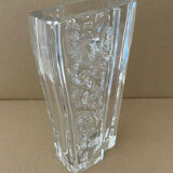 Vase en cristal épais Daum. Décor sculpté forme moderniste. 1960 - 70