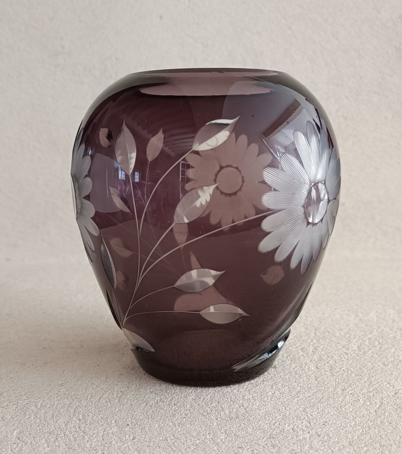 Vase olive en verre taillé