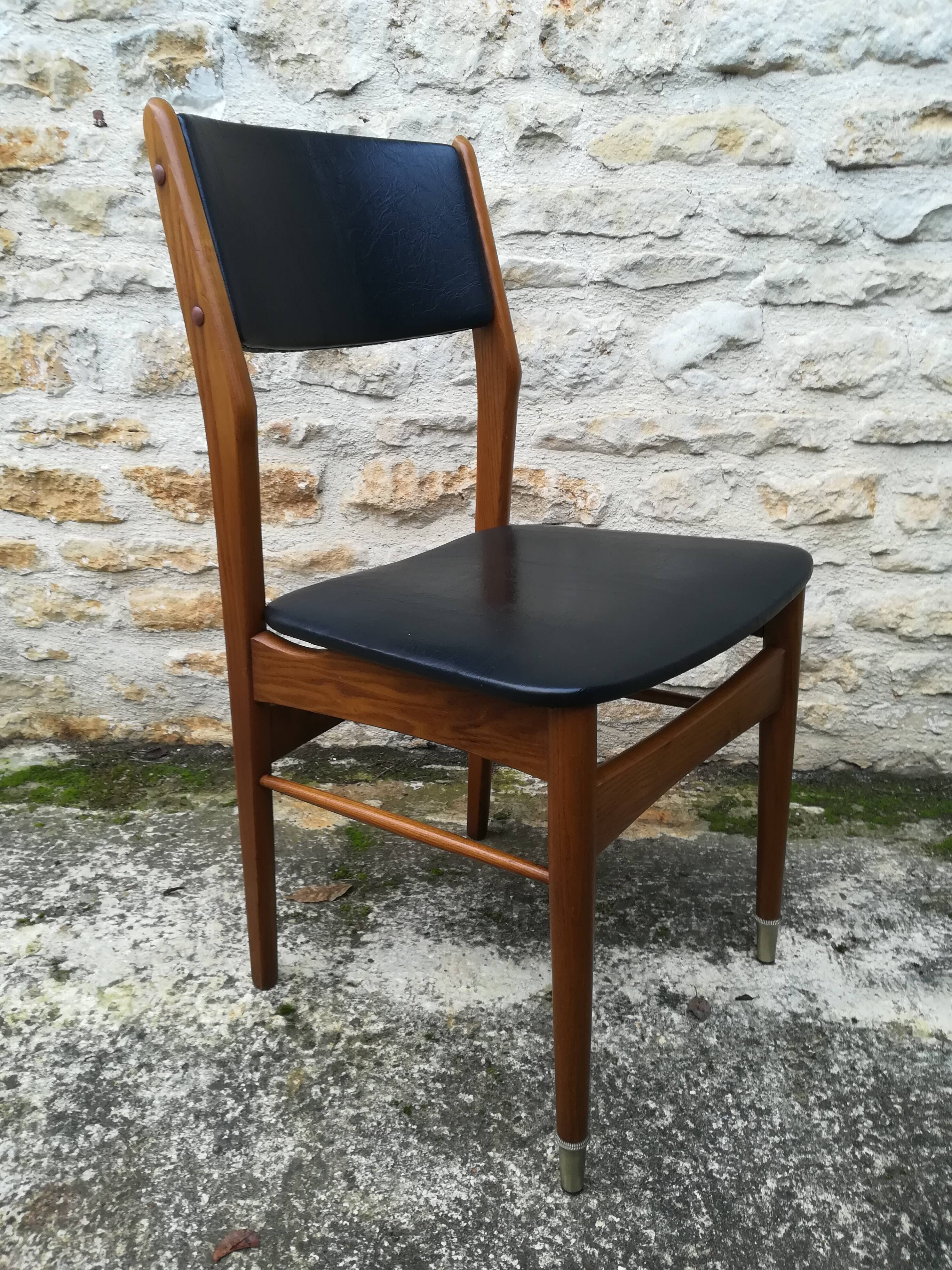 Scandinavian chairs in skaï