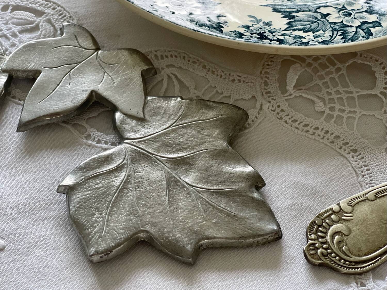 Dessous de plat en étain
