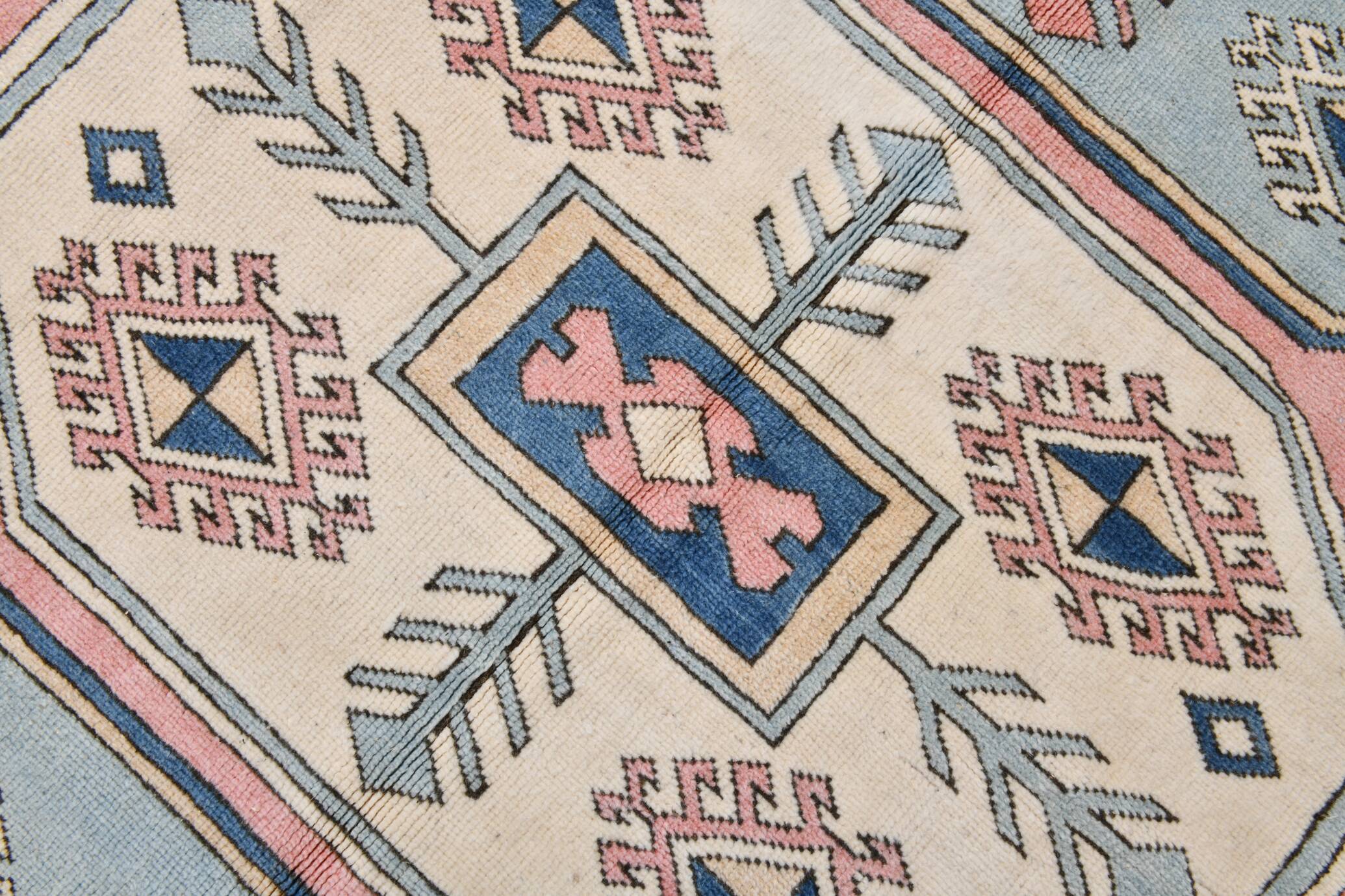 Grand tapis kilim 286x208, tons rose et bleu, motifs tribaux vintage