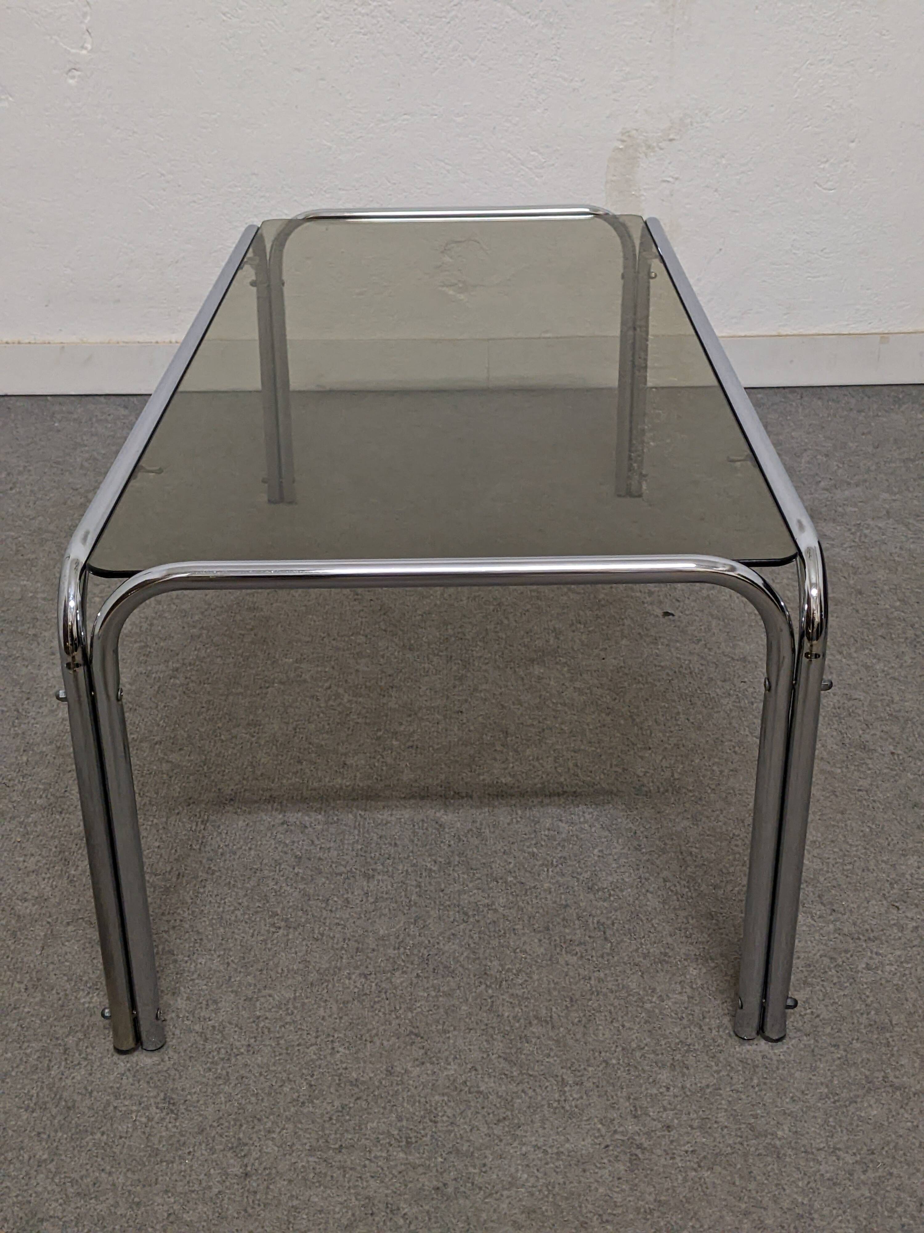 Table basse en métal chromé et verre fumé des années 70/80