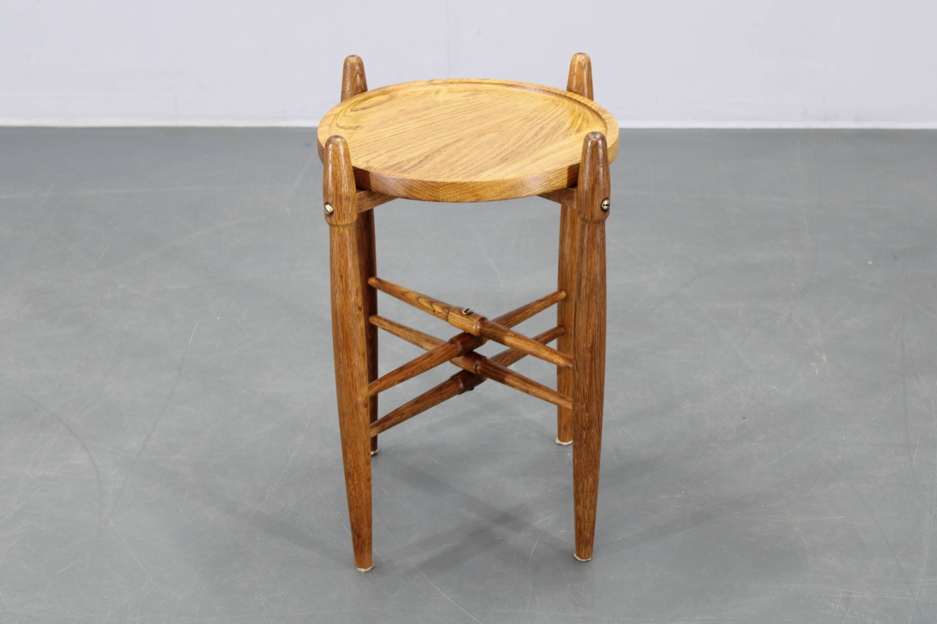 Table d'appoint danoise en chêne massif des années 1960 par Arne Basse pour Knabstrup