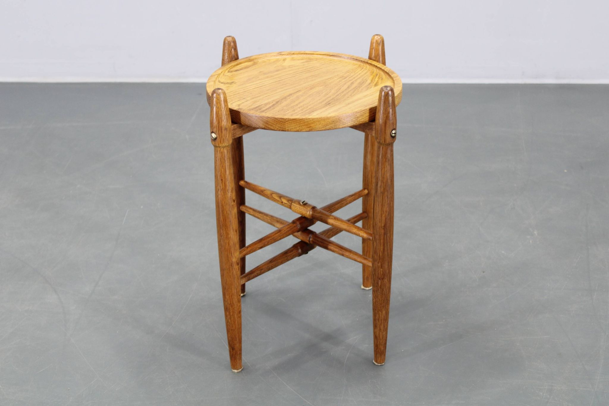 Table d'appoint danoise en chêne massif des années 1960 par Arne Basse pour Knabstrup