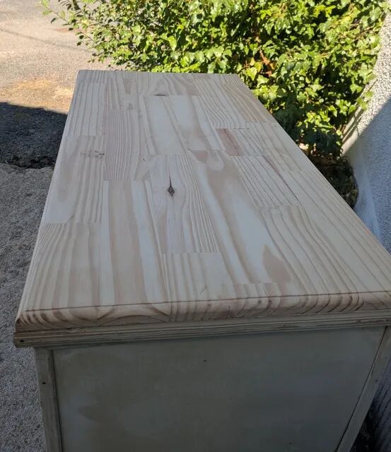 Distressed chest of drawers