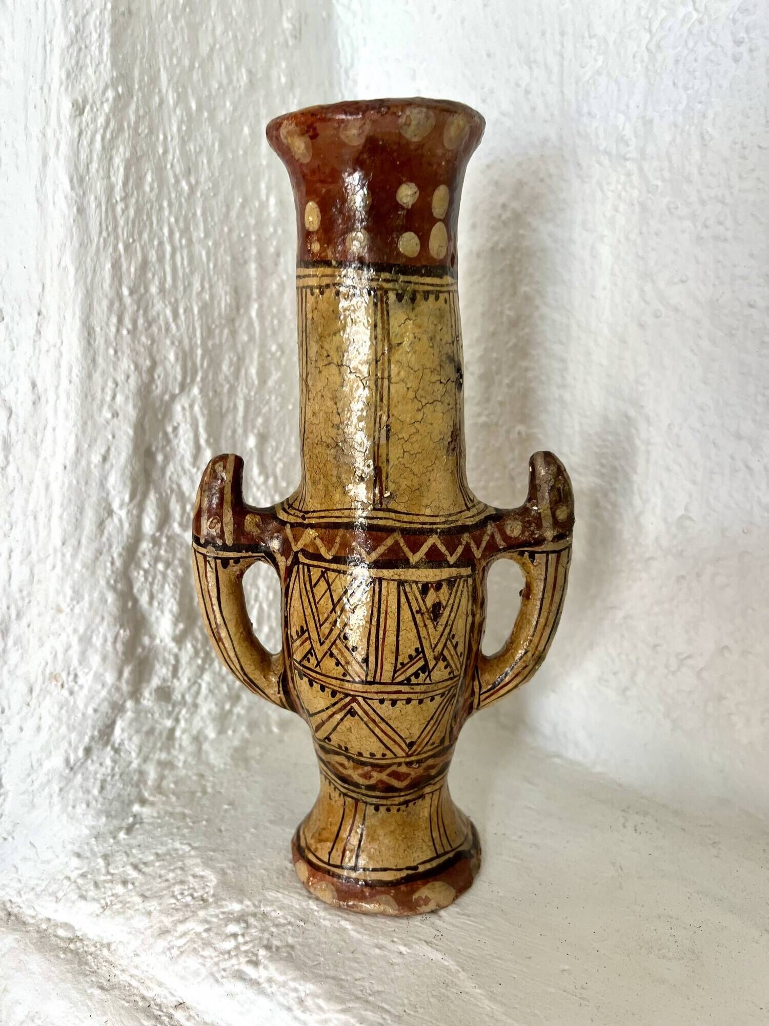 Ancien vase en poterie berbère traditionnelle kabyle