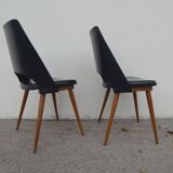 2 chaises en skaï noir pieds compas Louis Paolozzi