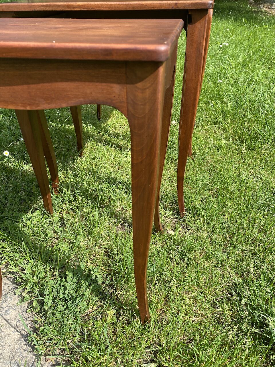 Trois tables gigognes de style Louis XV