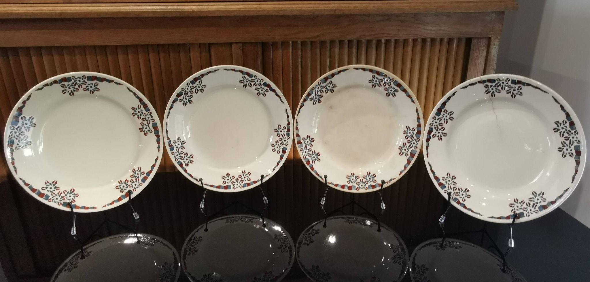 4 assiettes plates en terre de fer modèle OKAN de Longchamp