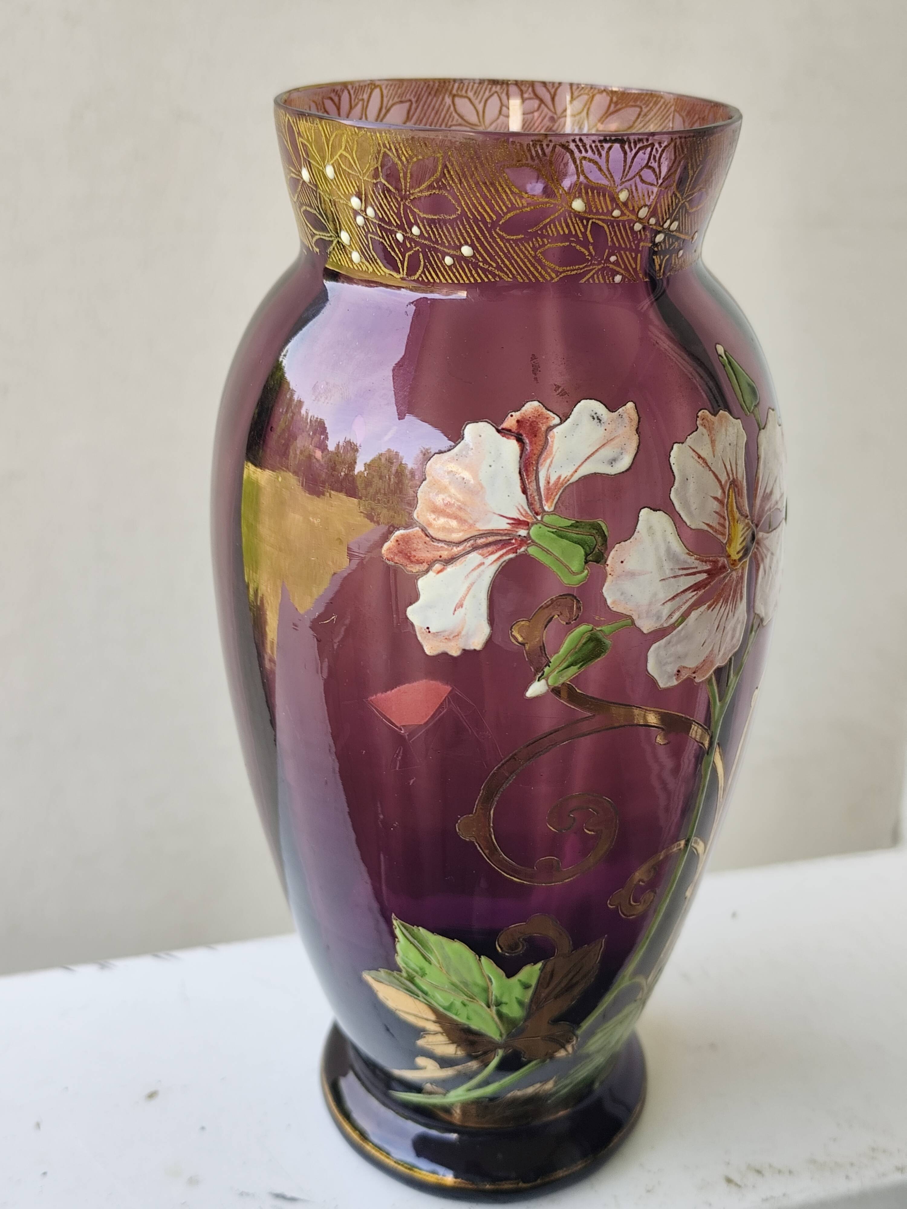 Vase en verre violet émaillé fleurs legras