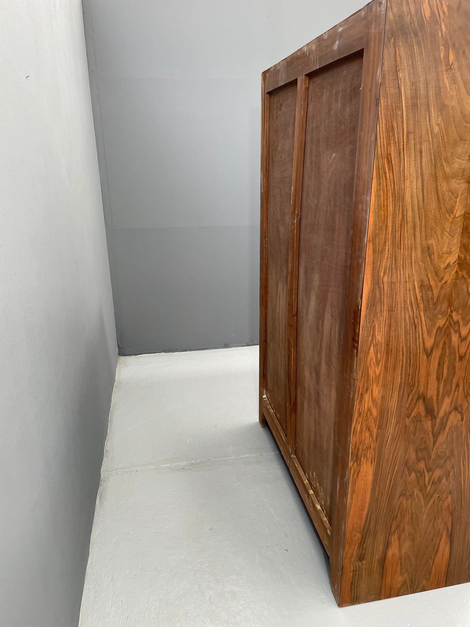 Armoire en placage de noyer restaurée d'influence Art Déco, années 1930