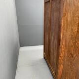 Armoire en placage de noyer restaurée d'influence Art Déco, années 1930