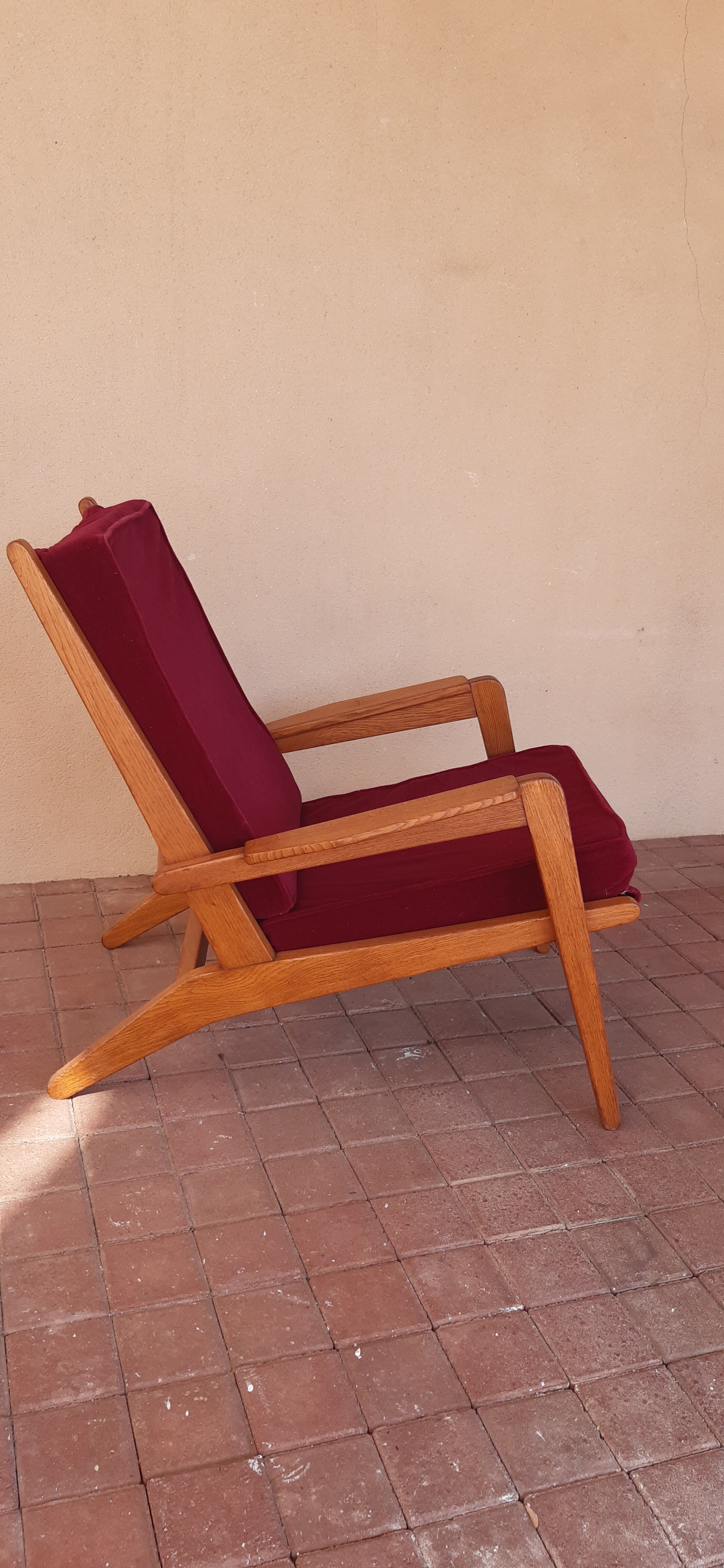 Armchair with armrests
