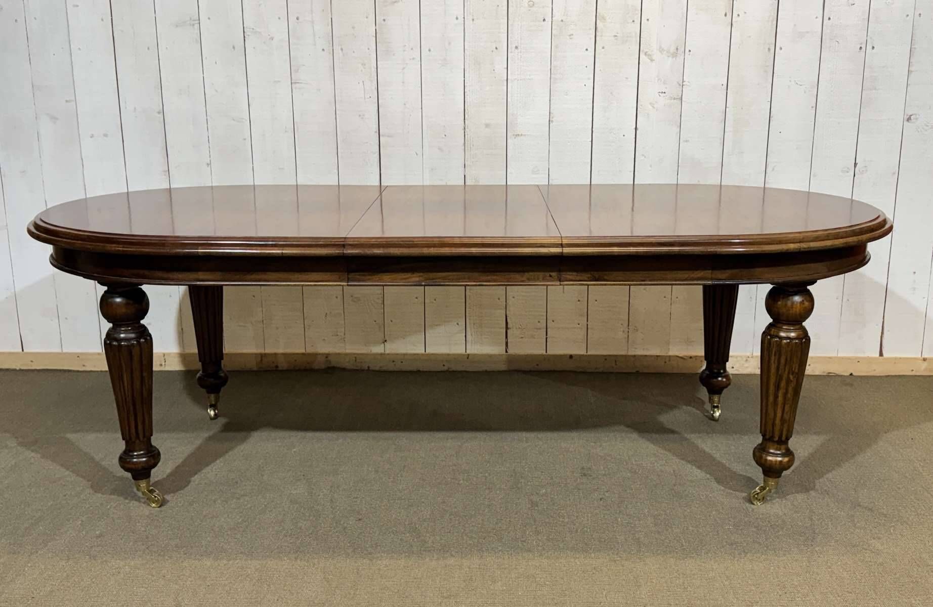 Victorian style oval mahogany table with 1 extension.