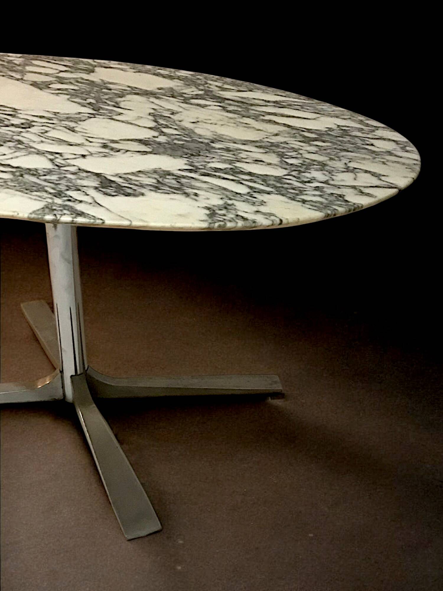 C. 1970 - White marble top dining table - Roche Bobois - France